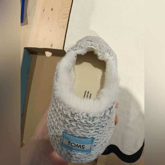 NEW IN BOX AND WITH TAG- Size 10 Woman’s - TOMS SWEATER KNIT STYLE shoes - Picture 2 of 7